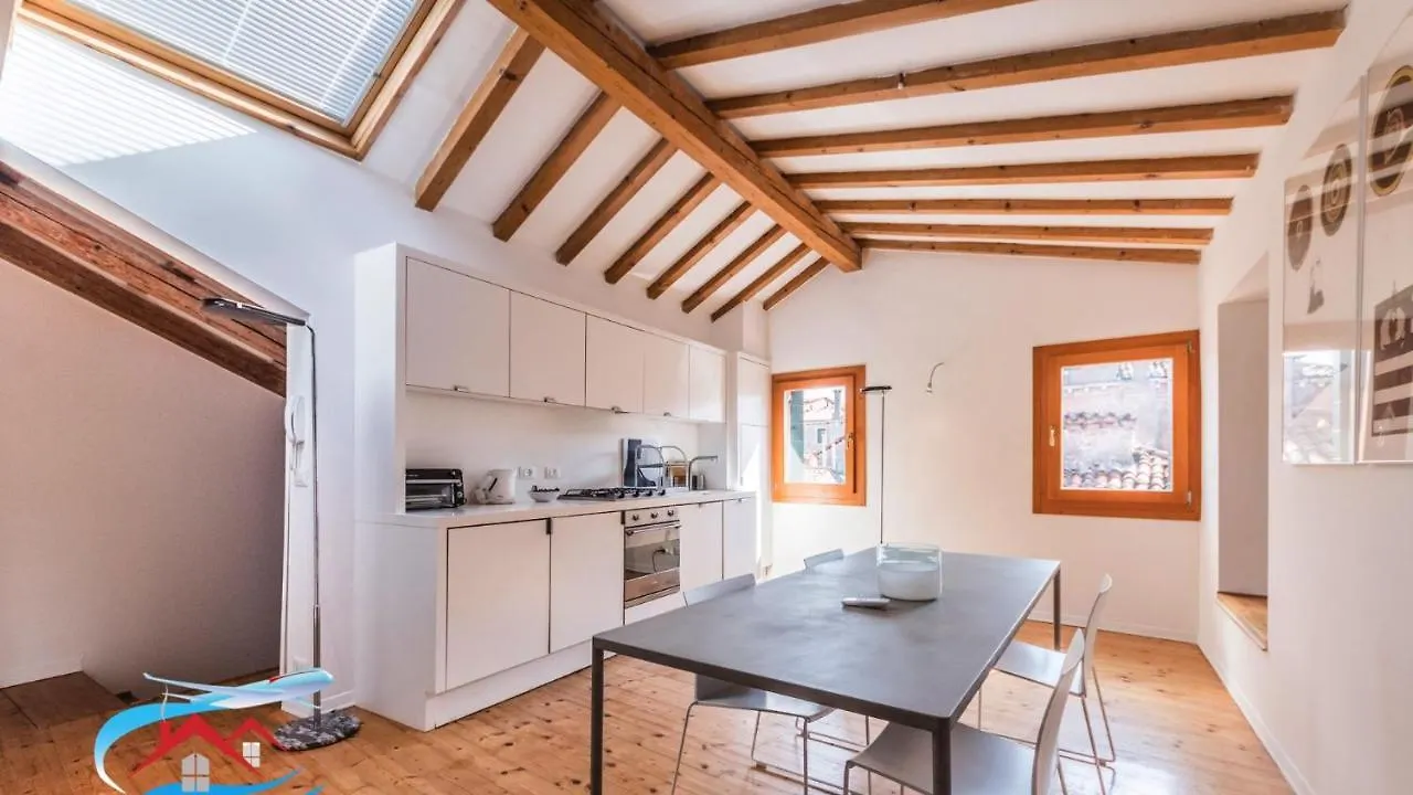 Ferienwohnung Au Nom De La Rose Venedig 0*,  Italien